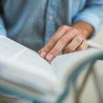 estudo bíblico de Atos, biblia,lendo a biblia, homem lendo a biblia