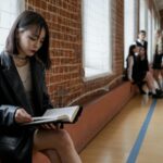 fruto do espirito longanimidade, bullying, preconceito, jovem lendo, mulher lendo, universidade,, faculdade