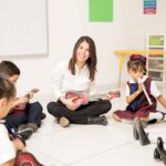 evangelização infantil, sala de aula, aula de música, crianças na escola