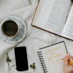 estudo de atos 4, bíblia aberta, lendo a biblia, estudando a biblia