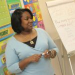 departamento infantil, ministério infantil, classe de aula, escola, professora, dando aula