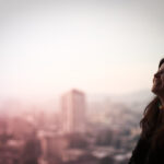 felicidade, mulher feliz, moça feliz, fruto do espírito alegria