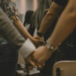 amar ao próximo, igreja, mãos dadas, mãos dadas na igreja, igreja cheia, culto