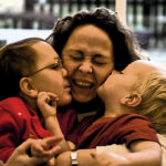 esboço de pregação sobre família, mãe e filhos, filhos beijando a mãe