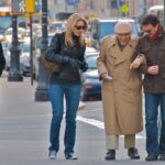 benignidade, fruto do espirito, ajuda, ajudando idoso, ajudando idosa, bondade