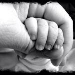 exemplo de pai, pai segurando filho, bebe segurando dedo do pai