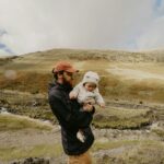 estudo sobre Abraão, pai e filho, pai segurando filho