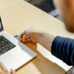 estudando, homem no computador, notebook, trabalhando