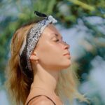 fruto do Espírito mansidão, mulher, mulher nova, mulher de olho fechado, calma,