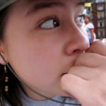 fruto do espírito domínio próprio, mulher olhando, jovem pensando