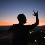 a presença de Deus, devocionais da família, homem orando, eu te amo em libras, libras, sinais de libras, homem rezando