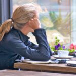 estudo bíblico de atos 14, mulher pensando, mulher no café, mulher estudando