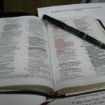 biblia de estudo, bíblia aberta, estudo bíblico atos 15