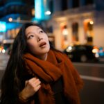 mulher olhando para cima, mulher na cidade, estudo bíblico sobre obediência