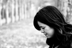 davi e absalão, mulher pensando, mulher triste, preto e branco,