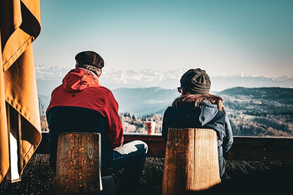 casal sentado, casal de idoso, casal, comunicação no casamento