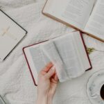 Estudo de Atos 19, bíblia aberta, estudando a bíblia