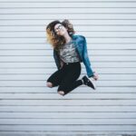 sê forte e corajoso, mulher pulando, jovem feliz