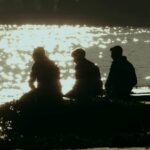 a igreja é o corpo de Cristo, amigos, amigos sentados, por do sol, mar, praia, amigos no mar, amigos conversando