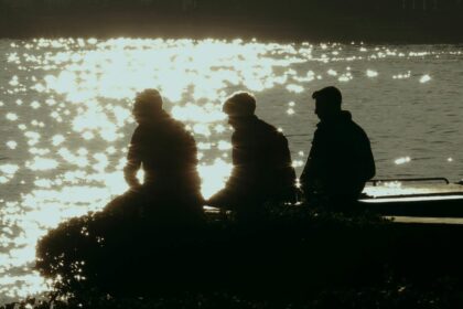 a igreja é o corpo de Cristo, amigos, amigos sentados, por do sol, mar, praia, amigos no mar, amigos conversando